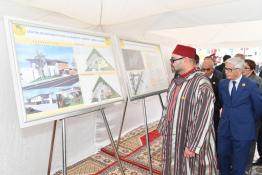 Image du Maroc Professionnelle de  Sa Majesté le Roi Mohammed VI, pose la première pierre d'un Centre de proximité pour la femme et l’enfant à Mers El Kheir - Fondation Mohammed V pour la Solidarité, le 23 Mai 2018 (Photo/ SPPR) via Jalilbounhar.com 